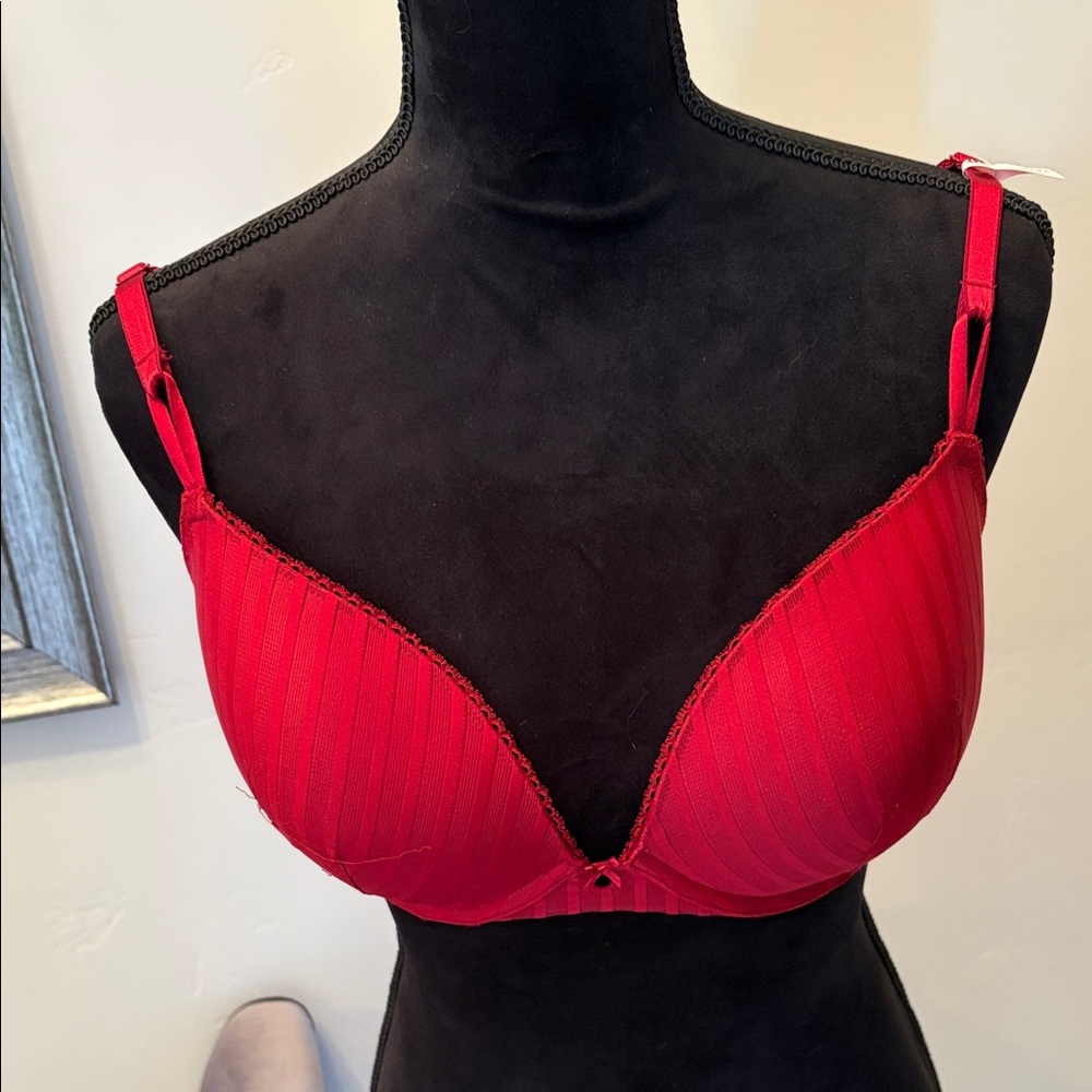 🔥 Victoria’s Secret Bold Red Bra 🔥